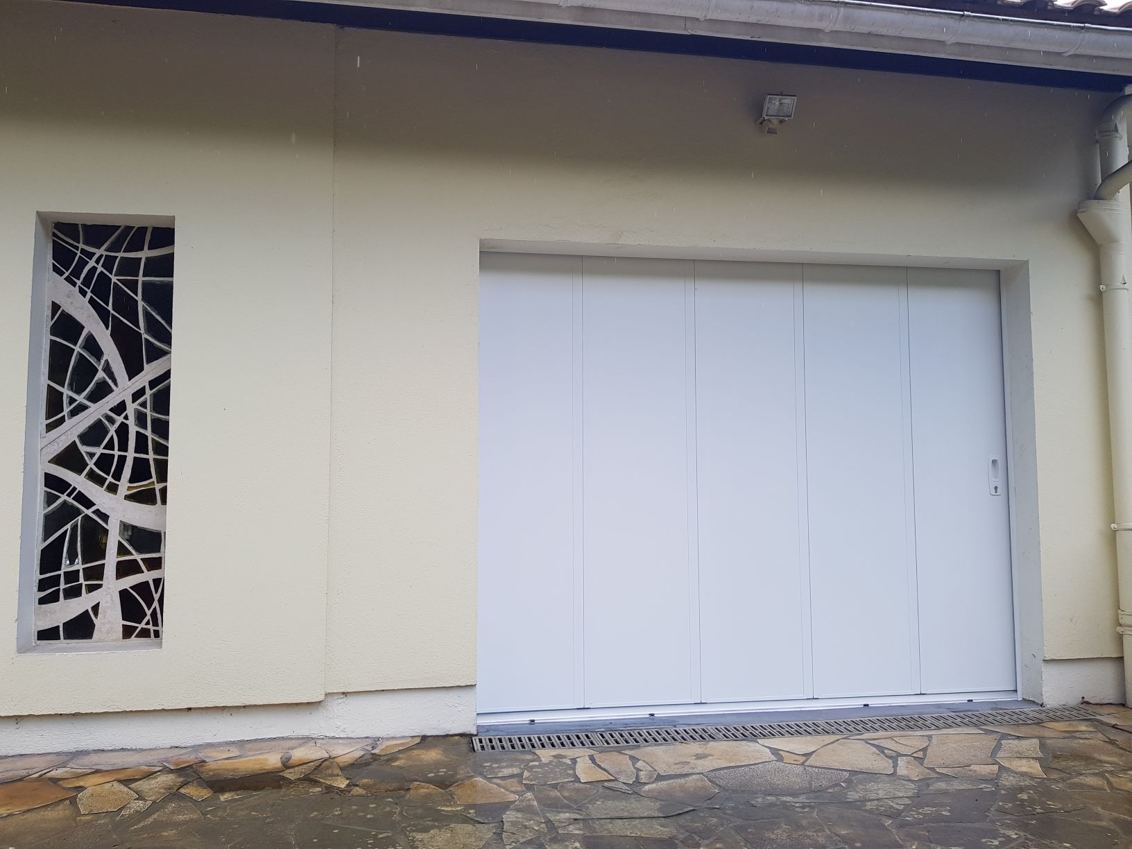 Porte de garage sectionnelle - plafond ou latérale - sur-mesure avec serrure et décor au choix_2