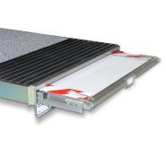 Rampe d'accès escamotable, frontale pour pmr avec tapis intégré,  hauteur de franchissement de 9 à 18 cm - urb accède 900_2