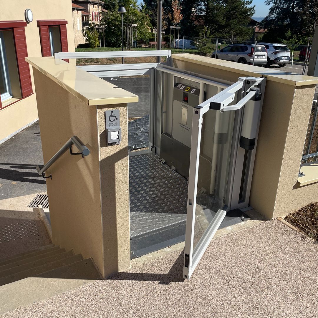 Élévateur PMR AEA PAV - Plateforme électrique pour niveaux inférieurs à 3 mètres_2