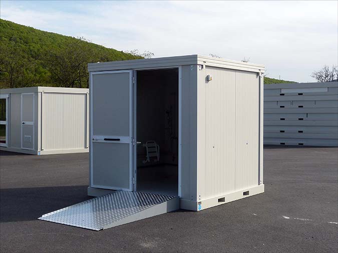 Cabine préfabriquée avec douches, lavabos et WC pour personnes à mobilité réduite
