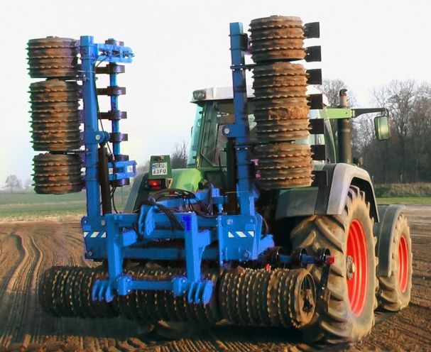 Rouleau agricole pour préparation des sols avec largeur de transport réduite