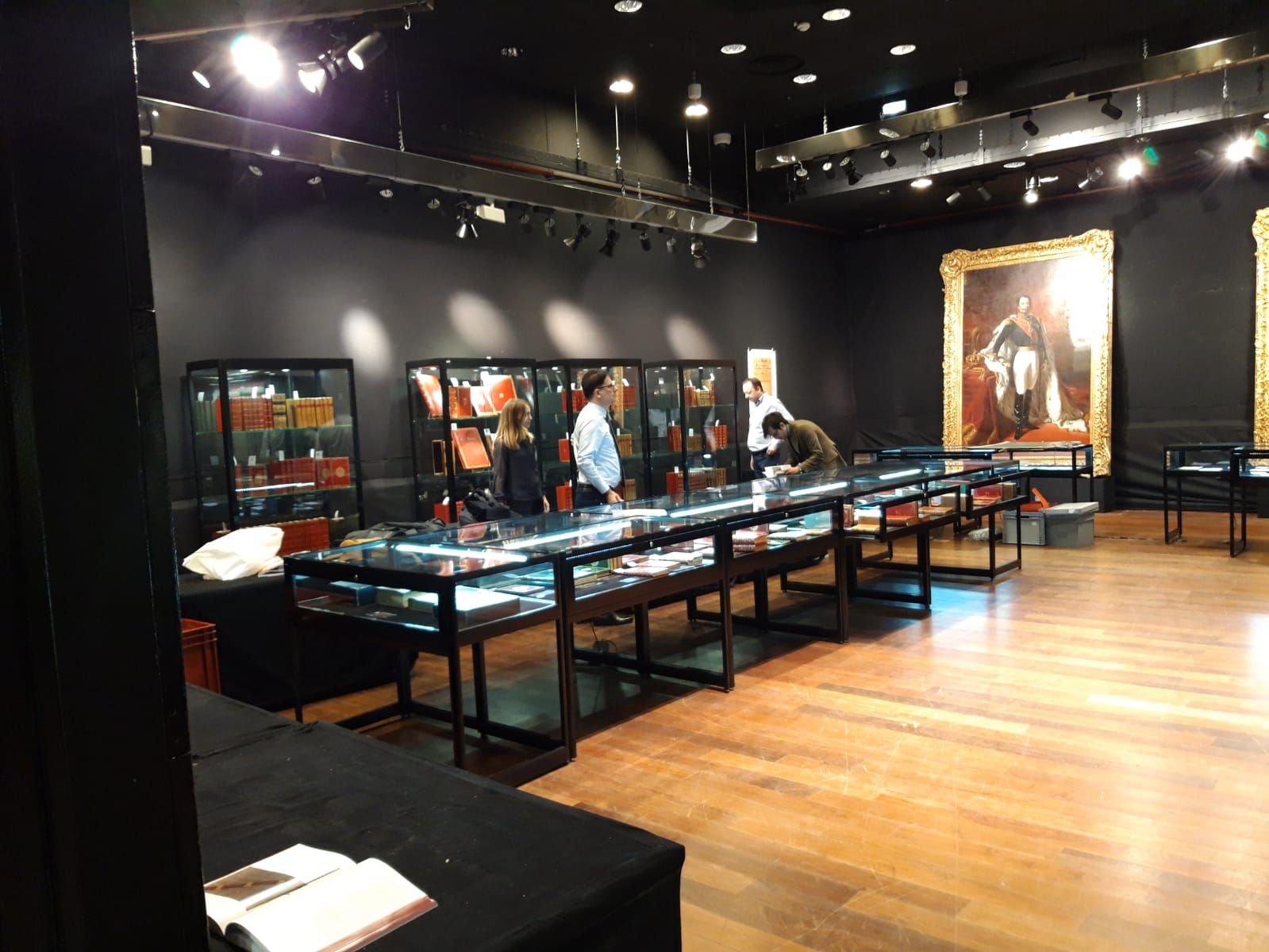 Vitrine table noire L 100 cm - verre trempé sécurit et aluminium anodisé - plusieurs ouvertures possibles_2