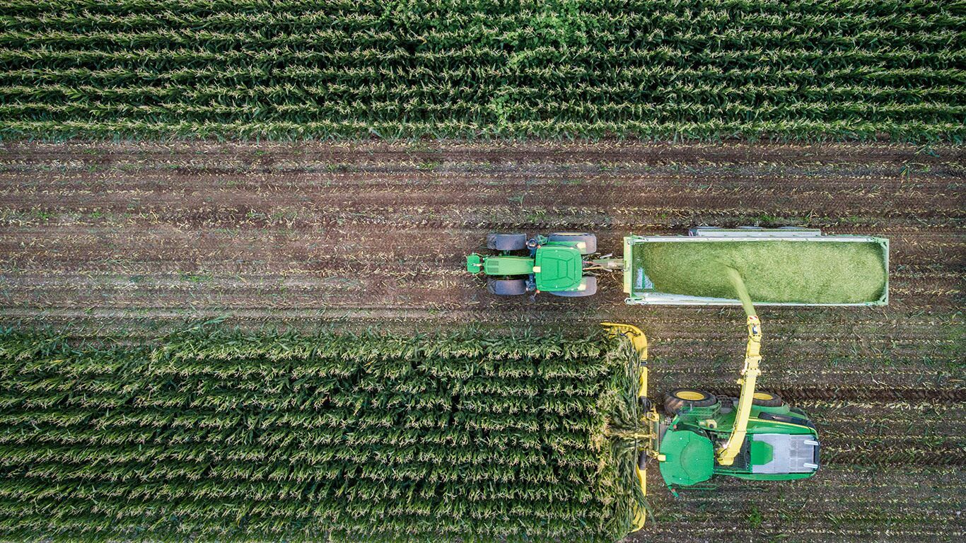 John Deere 9800 équipée de la plateforme de coupe 490plus