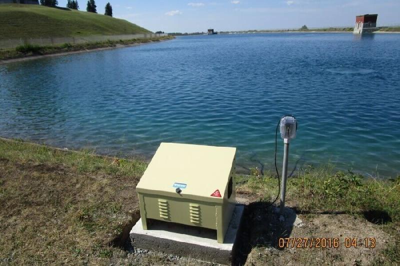 Aérateur pour lac artificiel avec diffusion d'air au fond du milieu aquatique