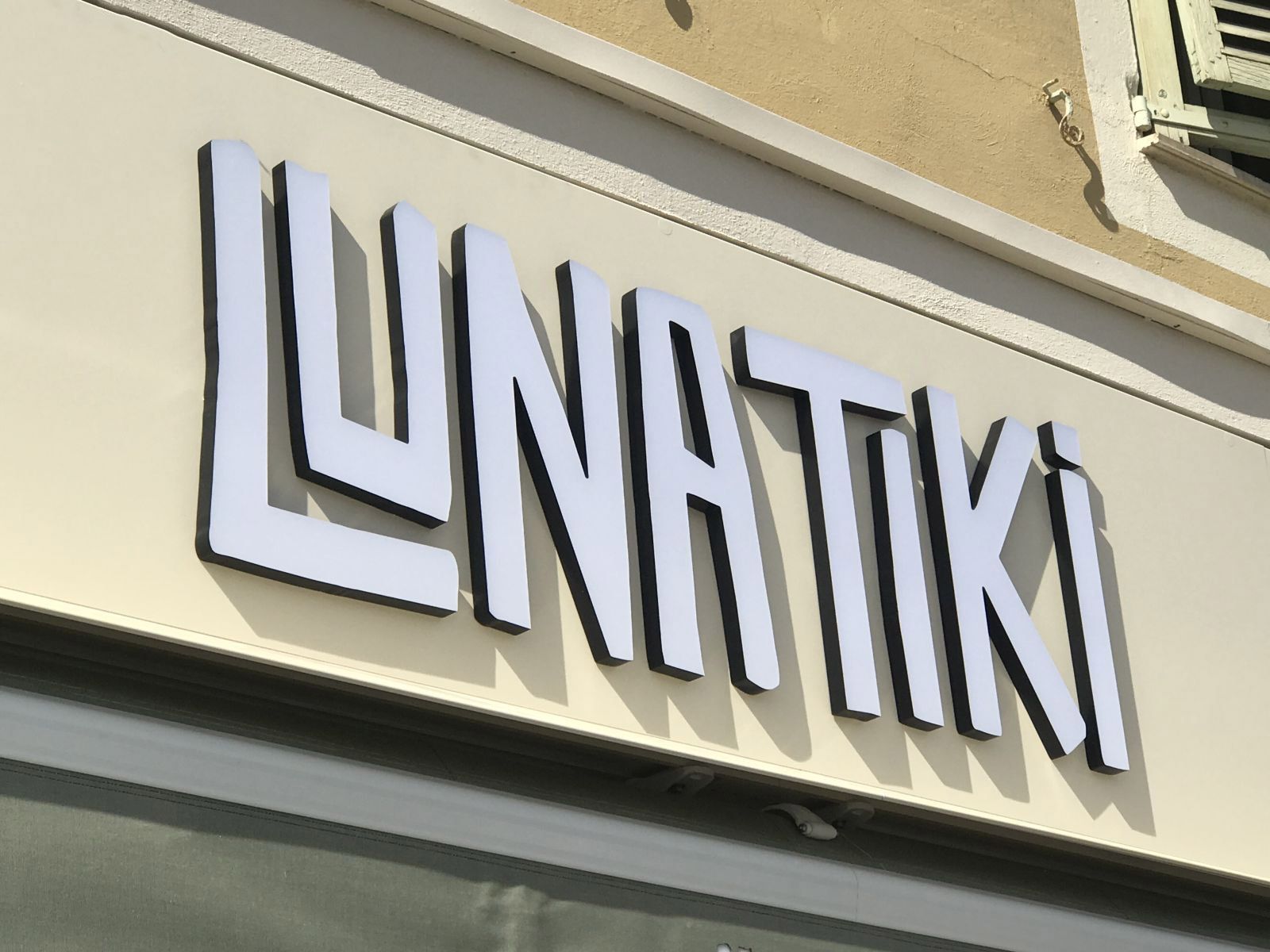 Signalétique en relief avec LED intégrées et chants laqués