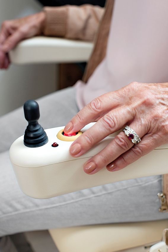 Monte-escalier électrique avec boutons d'arrêt d'urgence et des ceintures de sécurité_2