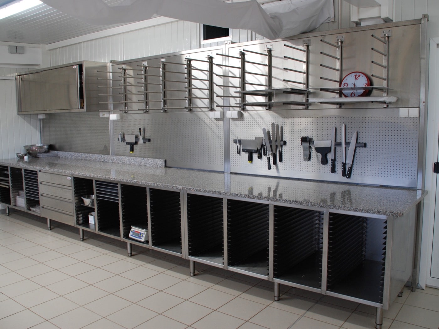 Laboratoire de pâtisserie en Nouvelle Calédonie- Rangement, plonge, mobilier, hotte, robot, froid et cuisson_2