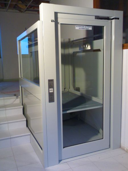 Élévateur fourni avec porte et portillon prêts à poser
