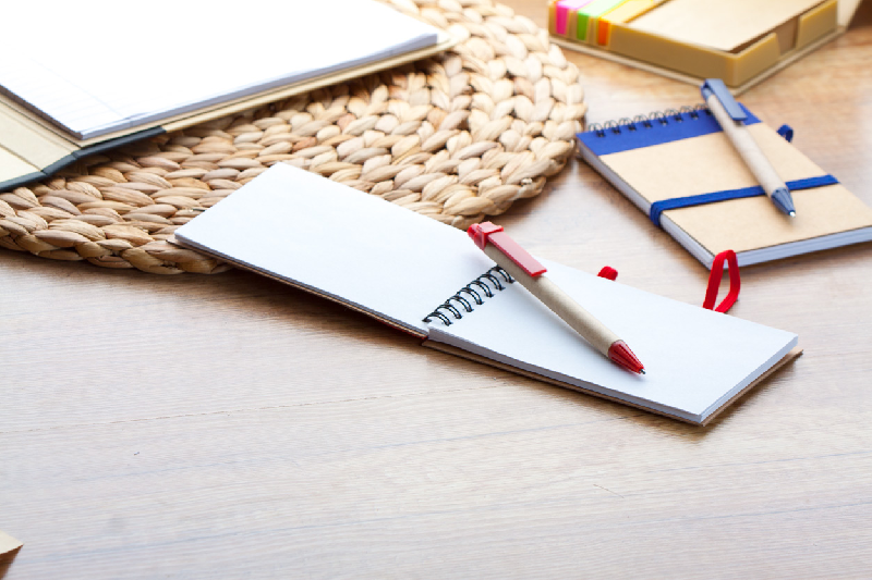 Bloc notes - 70 pages lignées en carton recyclé avec stylo à bille assorti - Couleur rouge_2