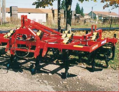 Machine agricole Maxiculteur Quivogne pour préparation des sols