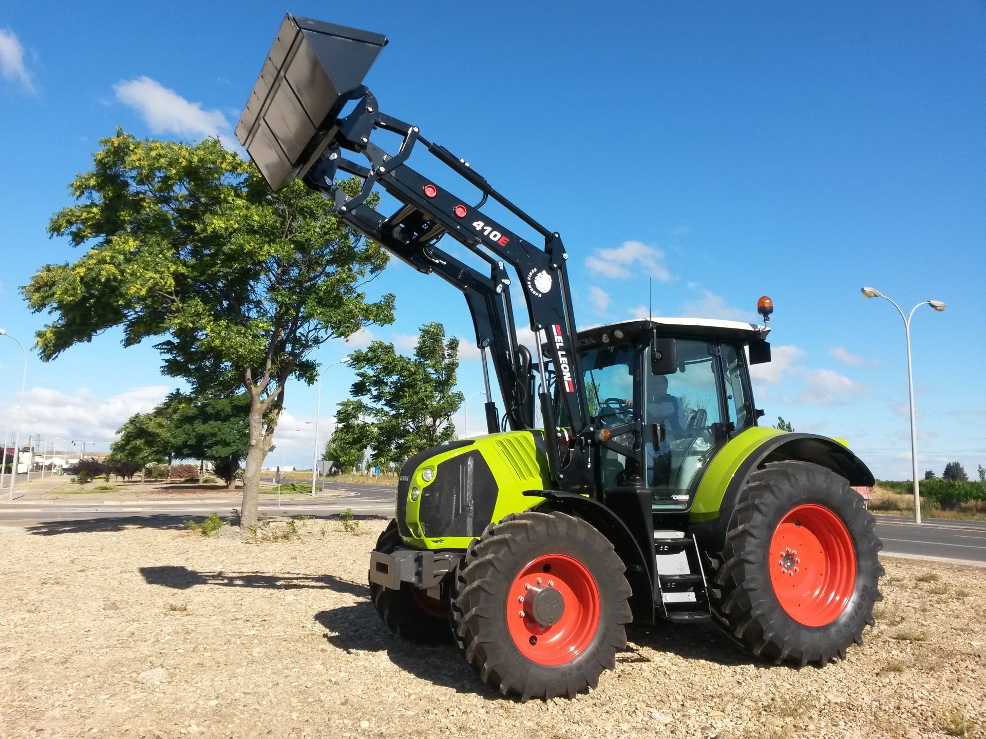 Chargeur frontal avec système de béquilles intégrées pour stabilité