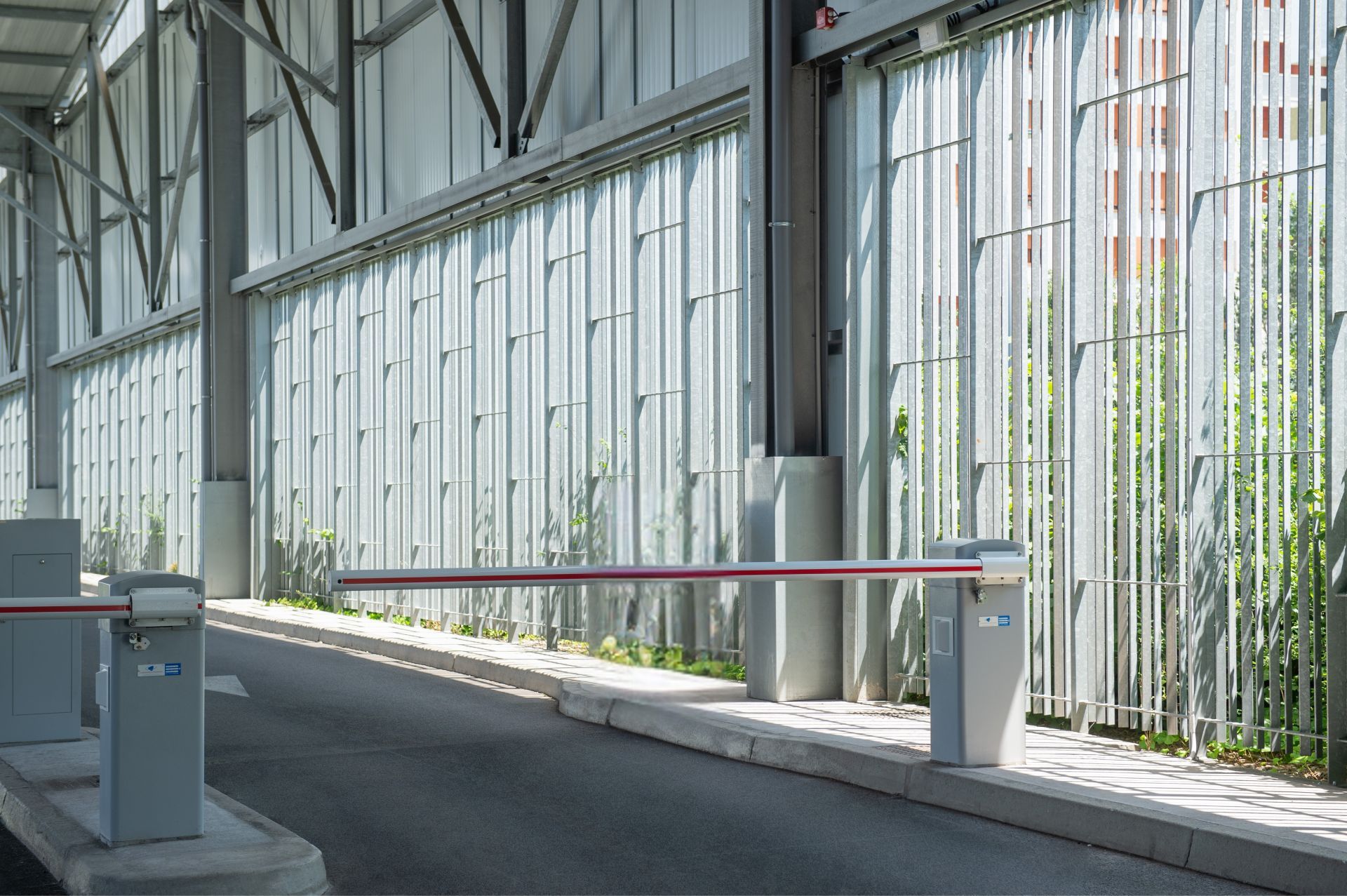 Barrière levante automatique - Parking payant - Lisse latérale jusqu'à 3,8 m - LBA 63 PK_2