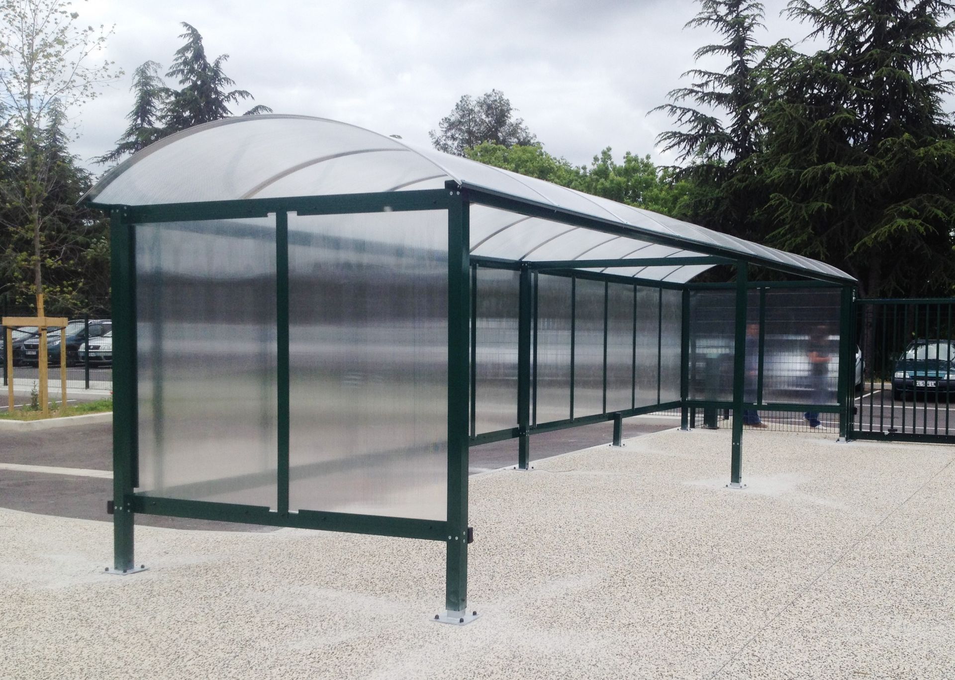Abri fumeurs avec bardage en verre trempé ou polycarbonate