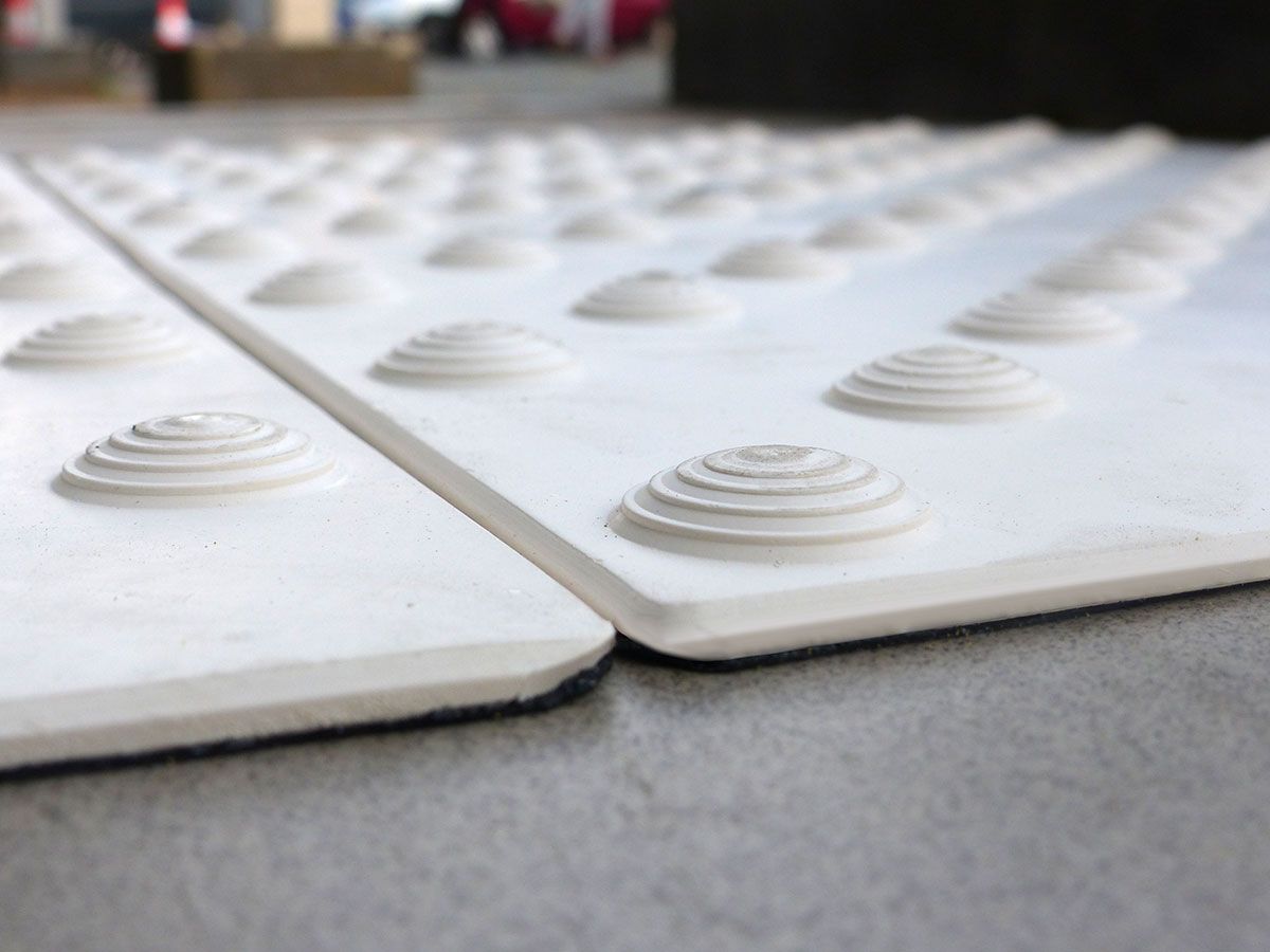 Bande podotactile extérieure autocollante ou à coller - LABRADOR MTA - dimensions 60 x 40 cm, 82 x 40 cm, 82 x 60 cm_2