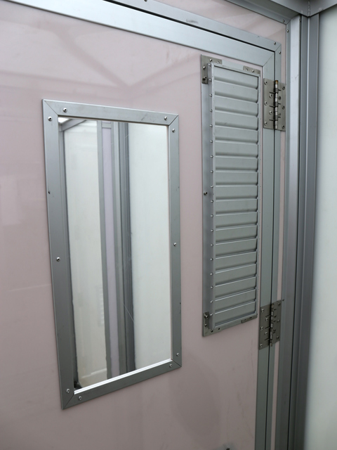 Matériel de décontamination avec grilles de ventilation intégrées