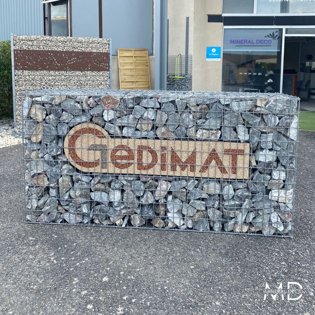 Gabion personnalisé avec logo résiné - motif en gravier de couleur naturelle - sur-mesure et unique_2