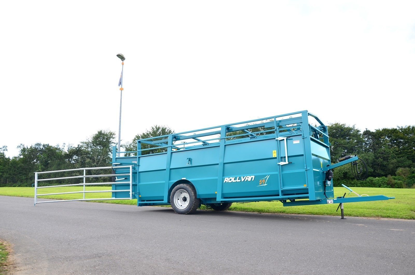 Rollvan 59 - Remorque bétaillère Rolland - PTAC 7800 kg - Système plain-pied hydraulique et sécurité optimale_0