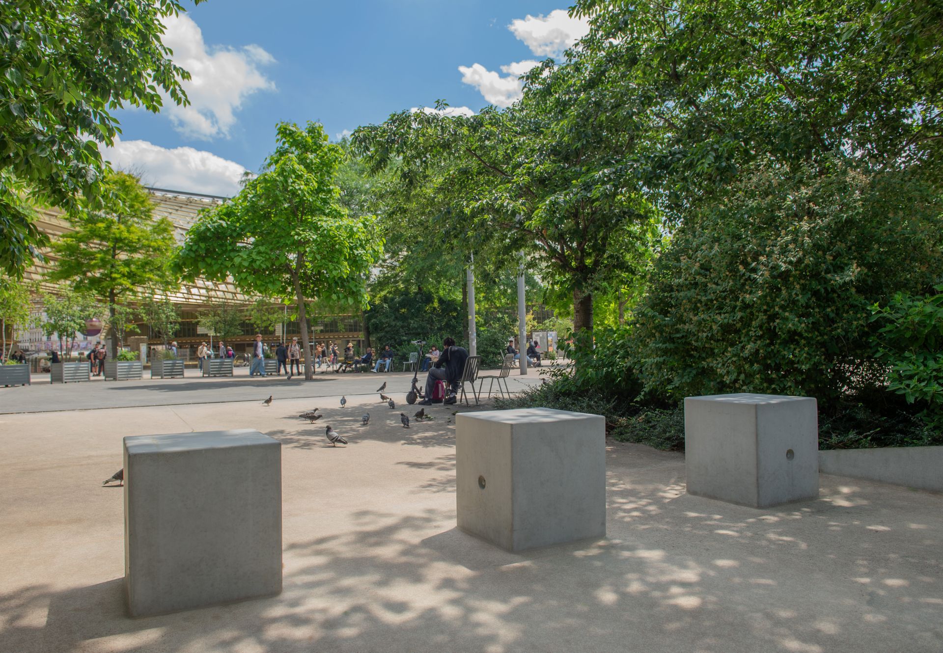 Borne fixe anti-véhicules bélier avec habillage design et multifonctions - CUbe_2