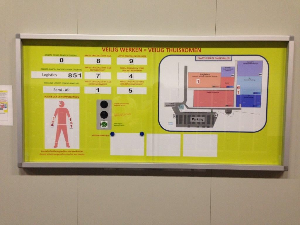 Vitrine intérieure - large gamme pour entreprises - différentes formes et conceptions_2