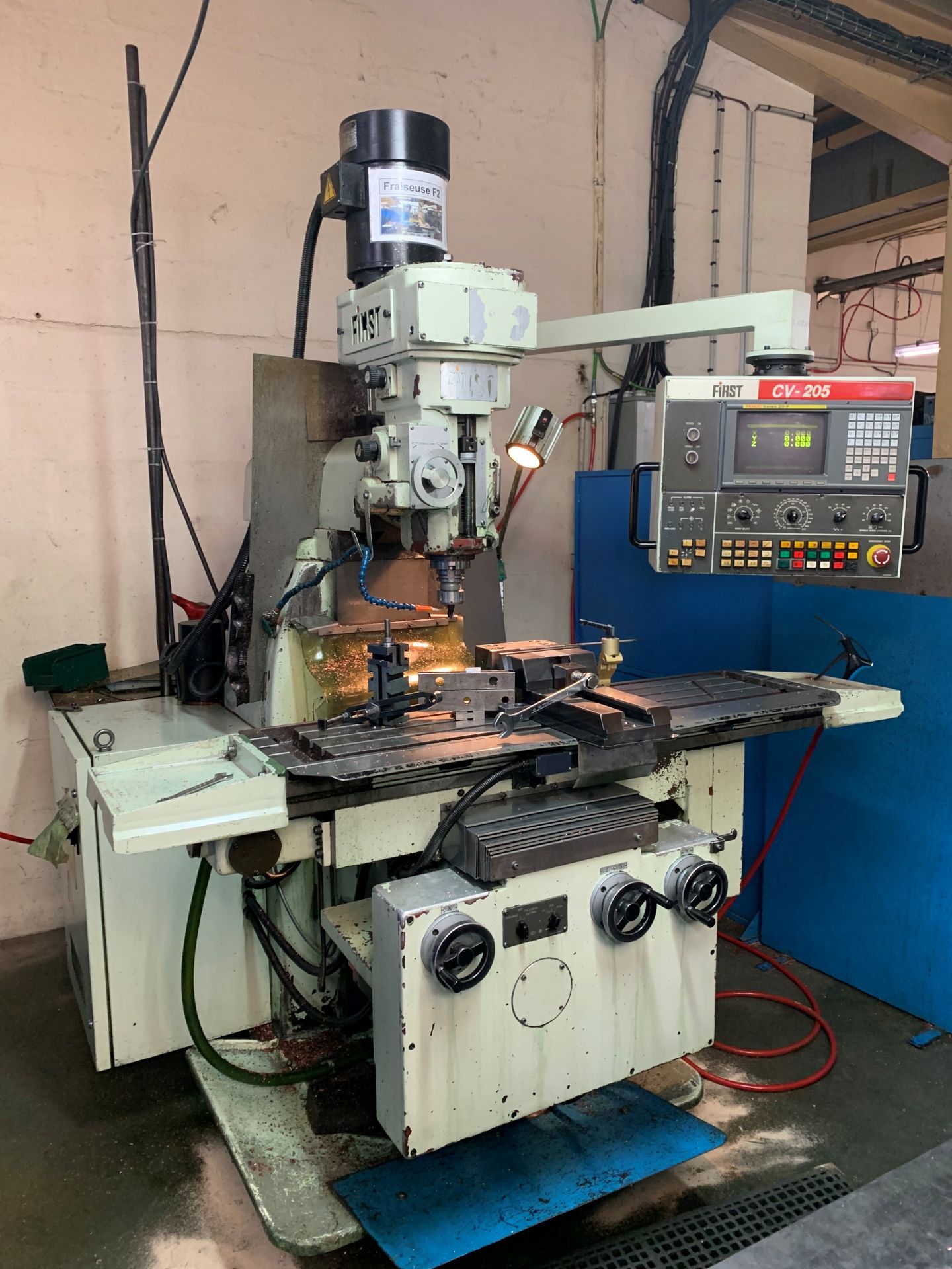 Fraiseuse CN FIRST - Occasion - Ref 3474 - Broche 3000 trs/min - Attachement BT40 - Courses X 650mm/Y 350mm/Z 400mm_0