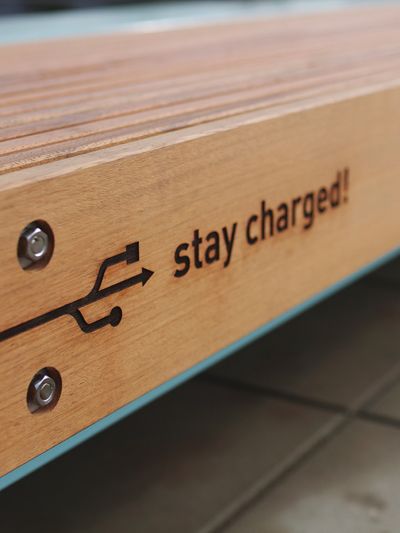 WDS180 - Banc connecté solaire - MMCité 1 a.S. - structure acier, panneau photovoltaïque, assise bois massif, Wi-Fi, chargeur USB_2