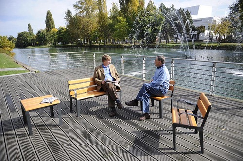 Table basse publique SYMBIOS - Husson International : structure acier découpée laser 3D, bois 4 versions disponibles, longueur 600 mm_2