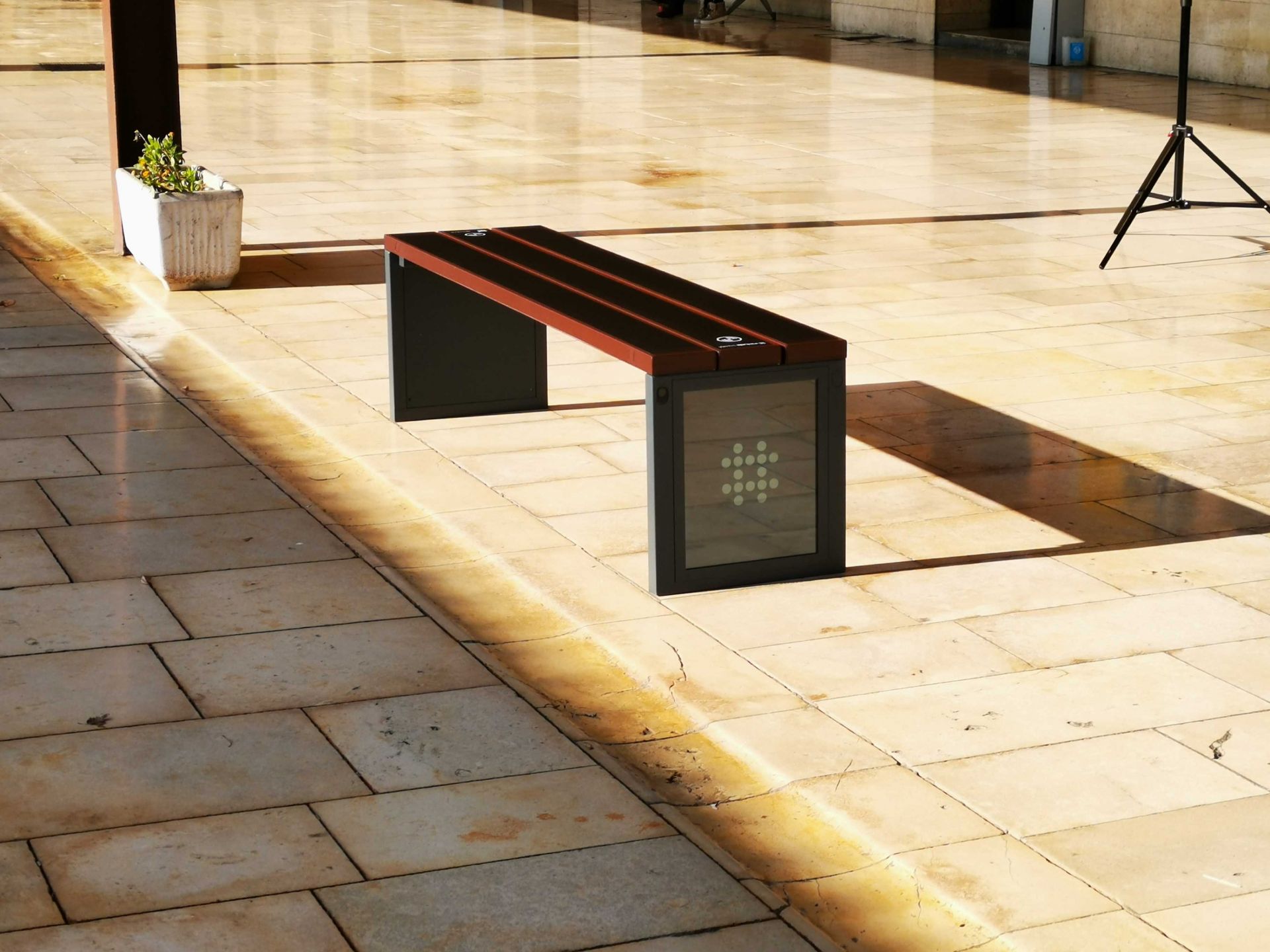 Banc urbain connecté nouvelle génération, alimenté par l'énergie solaire - STEORA_2