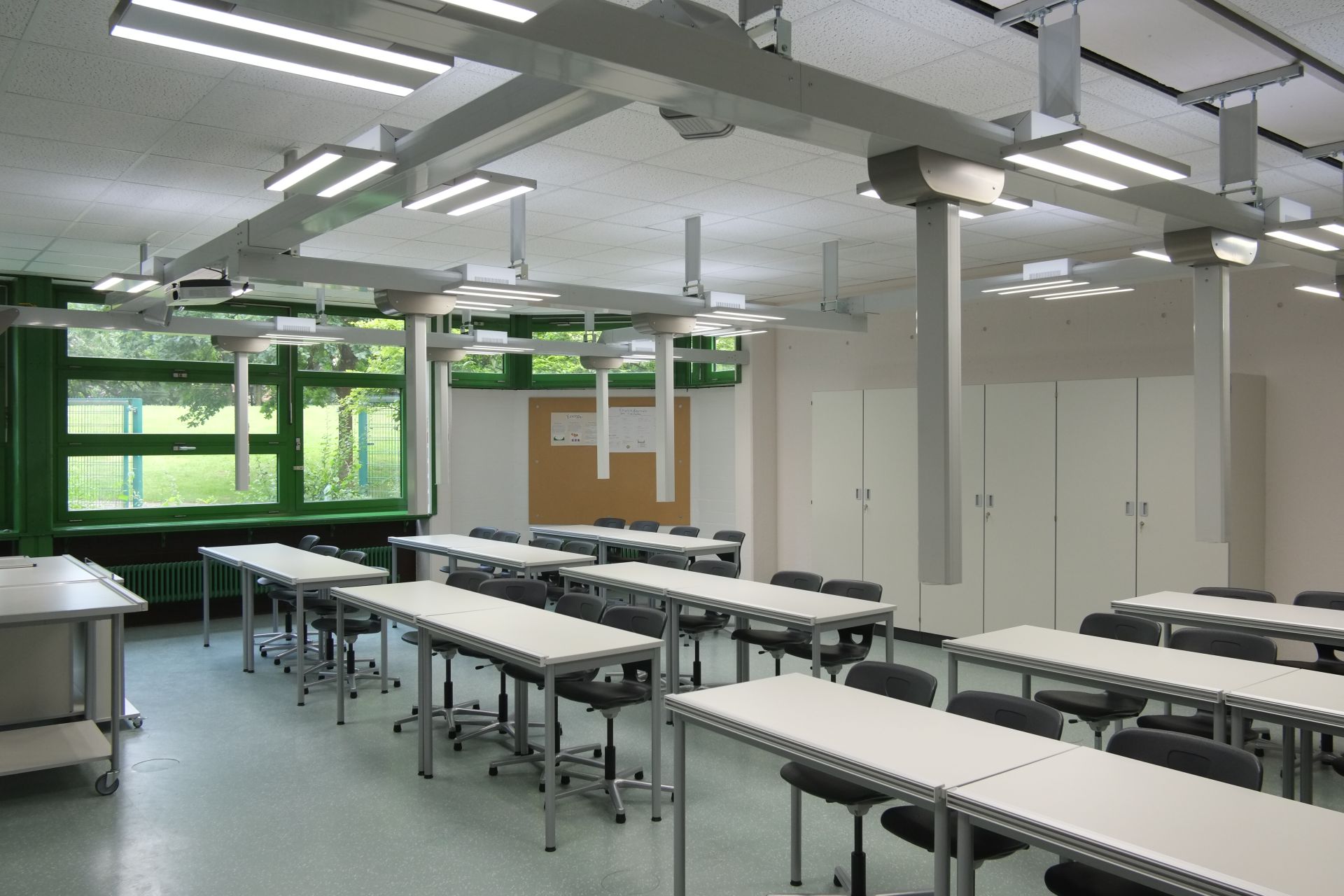 Système de médias au plafond pour la fourniture des connexions d'électricité, de données et d'air comprimé - Powerlift_2