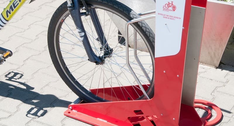 Borne de gonflage & réparation vélo tout en un  avec cale roue intégré - 2 vélos_2