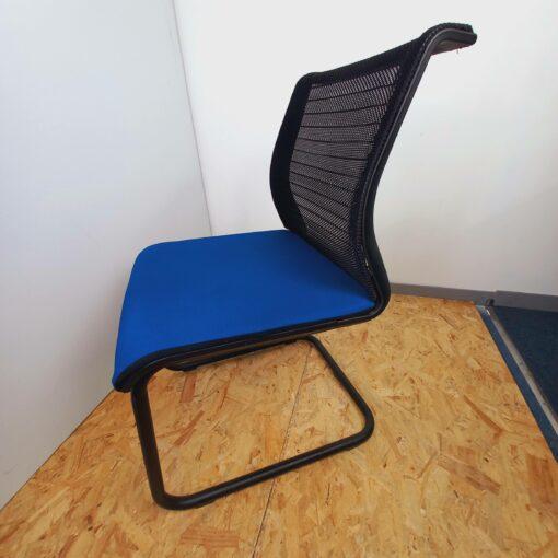 Chaise visiteur Think Steelcase d'occasion - ergonomique avec dossier en maille et structure en acier chromé - pour espaces d'accueil et de réunion_2