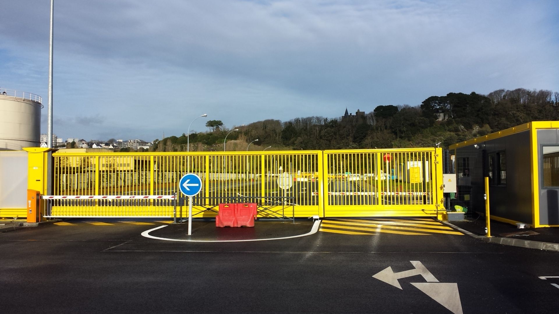 Portail autoportant conforme aux normes de sécurité CE