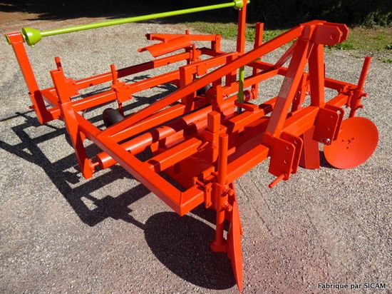 Outil agricole adapté aux cultures avec buttes et paillage