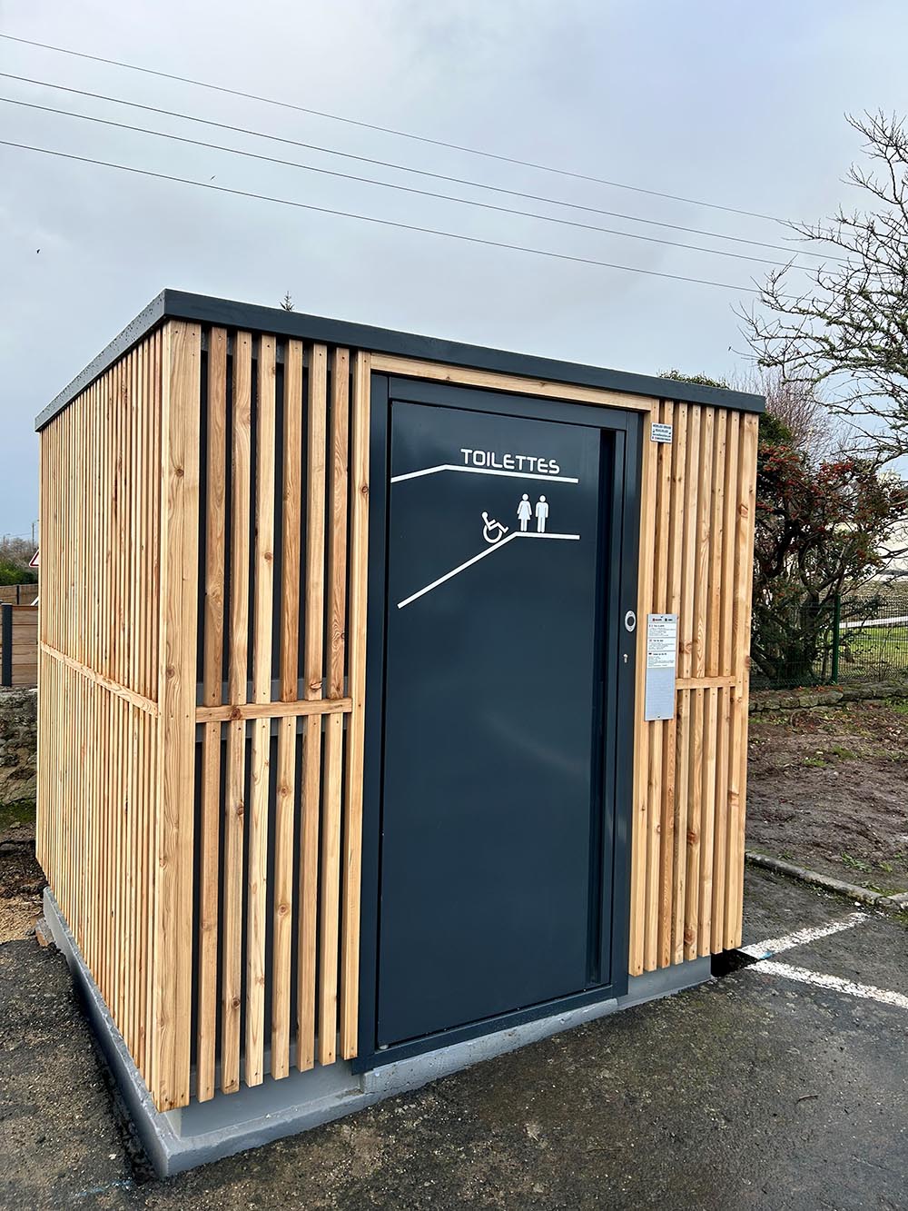 Cabine PMR avec finition Trespa, bois, béton et local technique disponible en version manuelle, semi-automatique ou automatique- réf. 2054_2