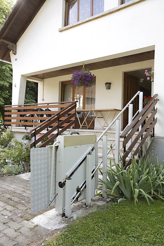 Plateforme élévatrice ergonomique à fonctionnement silencieux, permettant de desservir plusieurs niveaux à l'extérieur - en Bretagne et à Nantes - GANSER GHB20_2