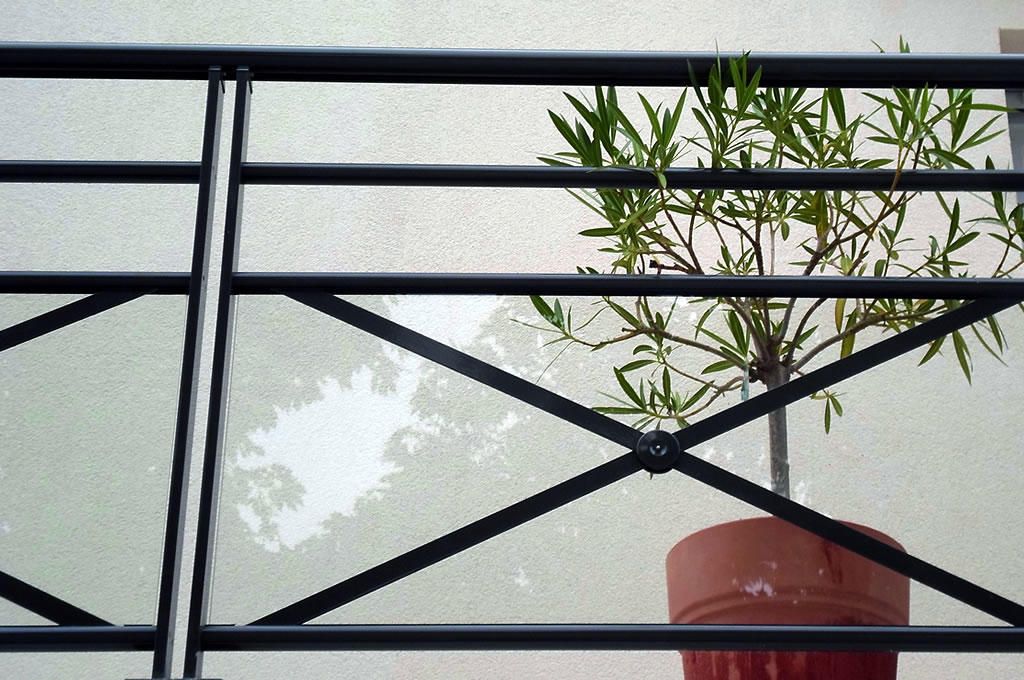 Garde-corps modèle feria - horizal - en aluminium avec remplissage axé sur dalle - les lisses et le remplissage sont dans l’axe médian des poteaux_2