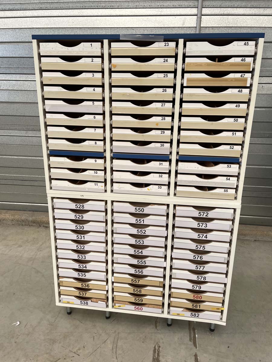 Meuble d'occasion de laboratoire avec 33 tiroirs - p21091174_2