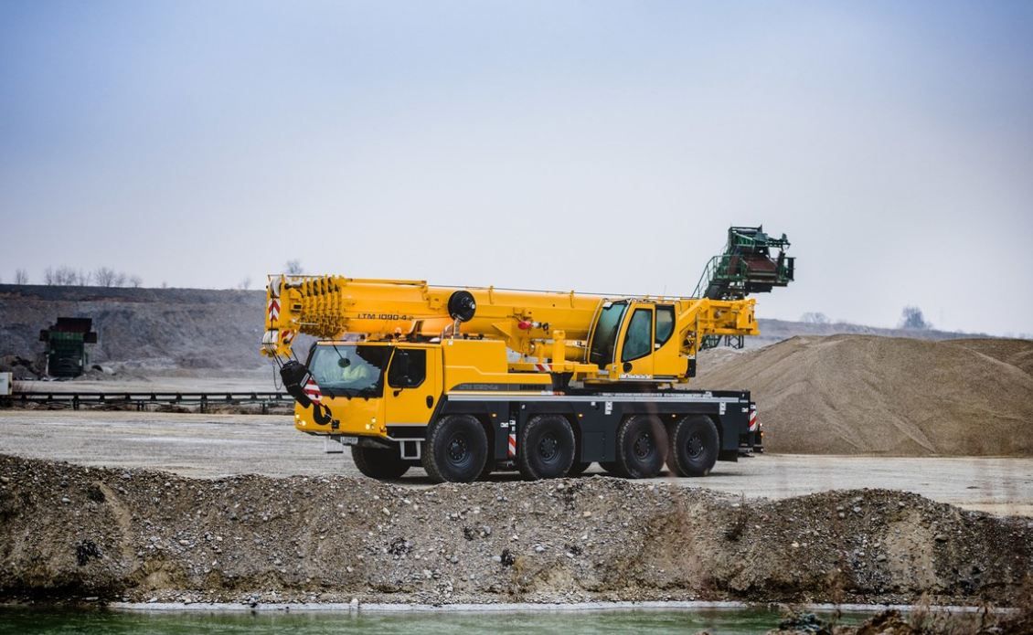 Grue mobile Liebherr LTM 1090-4.2 pour travaux nécessitant mobilité et puissance