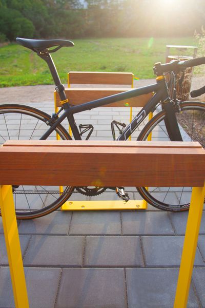 Arceau urbain Bikeblocq - mmcité 1 a.S - acier galvanisé avec élément horizontal en bois massif_3