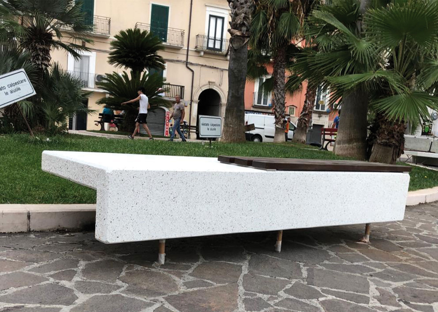 Banc public Ela Mini Mad UM371LM2 - siège béton armé hydrofuge, structure inox, lattes bois tropical_2