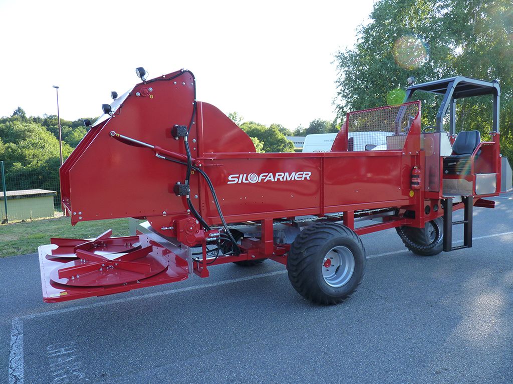 Équipement agricole pour paillage avec largeur réglable de 5 à 12 m