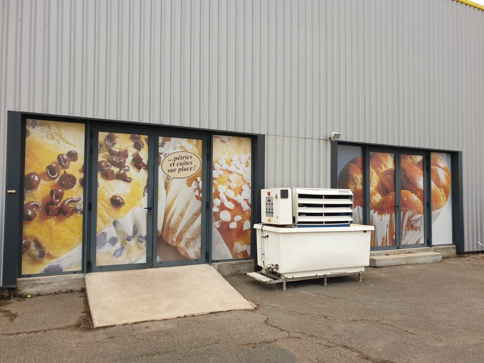 Vitrophanie sur mesure, idéal pour transformer une vitrine en une grande surface d'affichage imprimée - OUEST ENSEIGNES_3