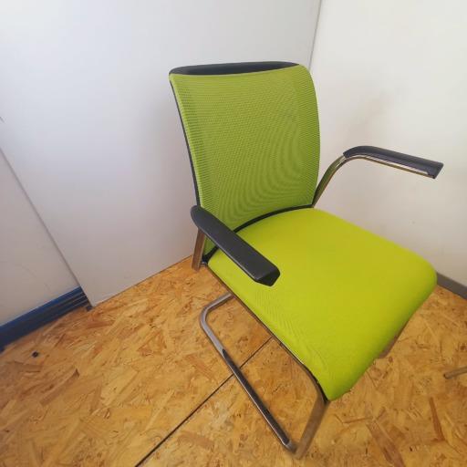Chaise visiteur Eastside V2 Steelcase d'occasion - dossier en maille, structure métallique, accoudoirs fixes_2