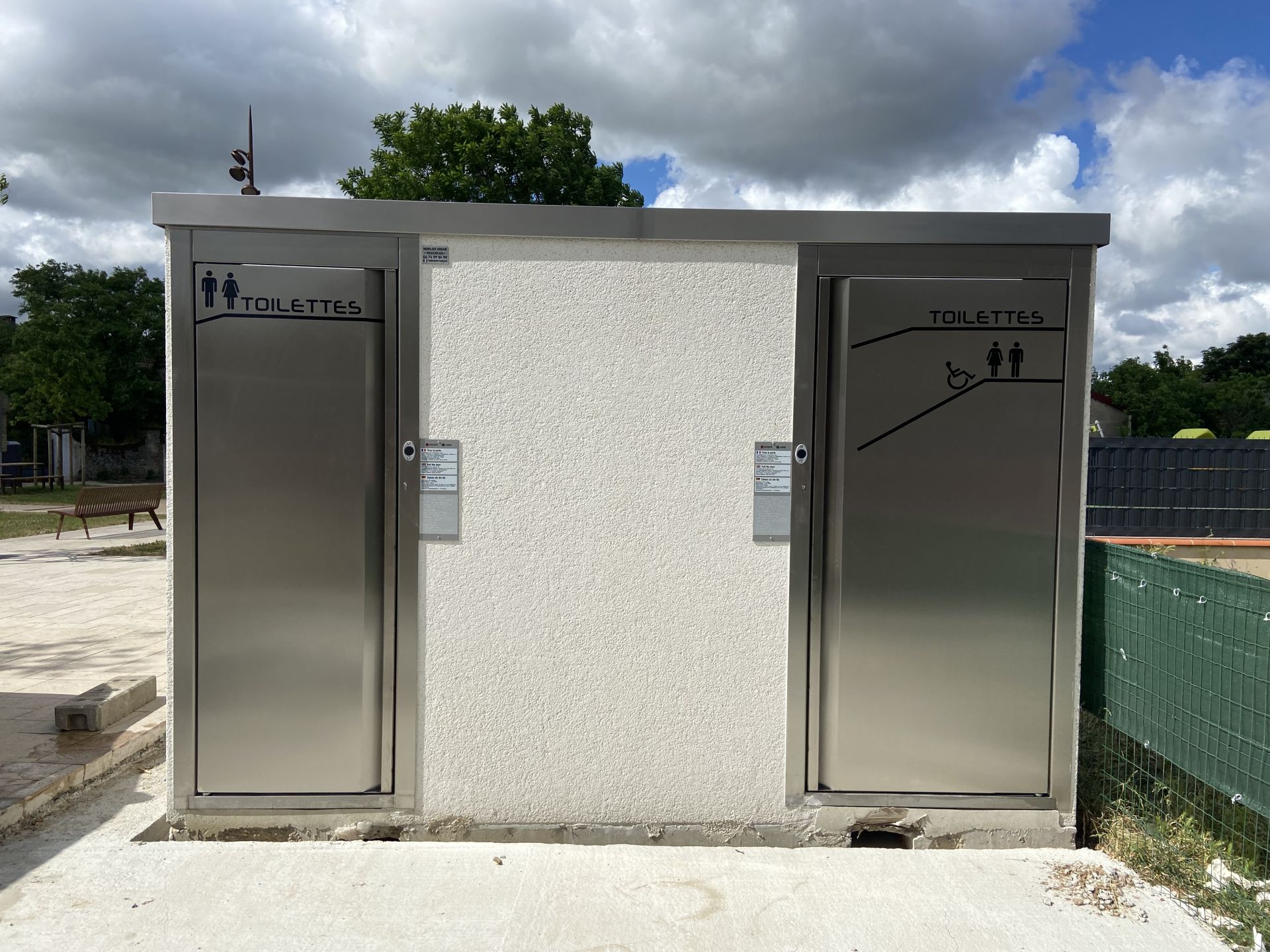 Cabine PMR avec une cabine urinoir disponible en version manuelle, semi-automatique ou automatique - réf. 2052_3