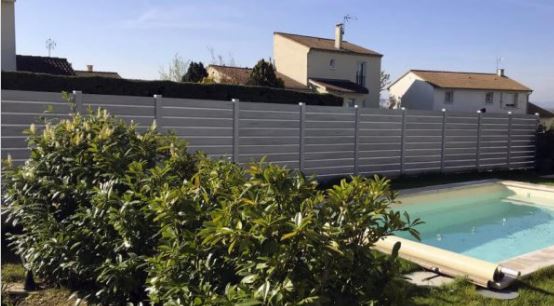Clôture PVC en persienne occultante, idéale pour protéger votre jardin et votre maison des regards indiscrets - CERBÈRE - Gamme classique_2