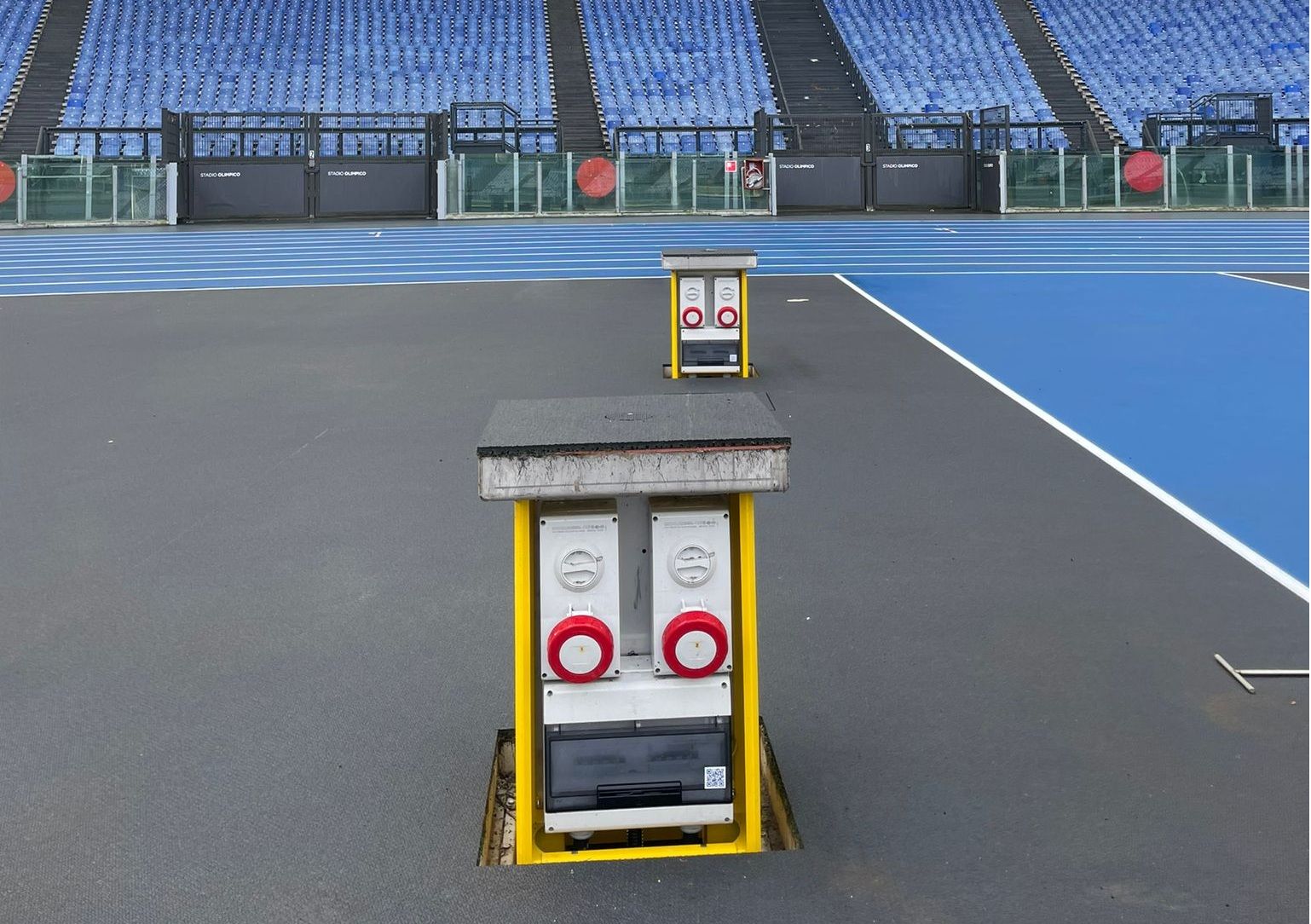 Vm01 - borne de distribution d'energie - aloes red - 6 prises avec dispositif de verrouillage (max 32a)_3