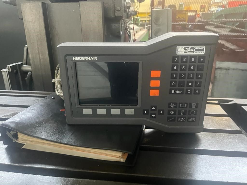 Fraiseuse HURON NU4 avec broche SA 40 et moteur de 4.4 kW