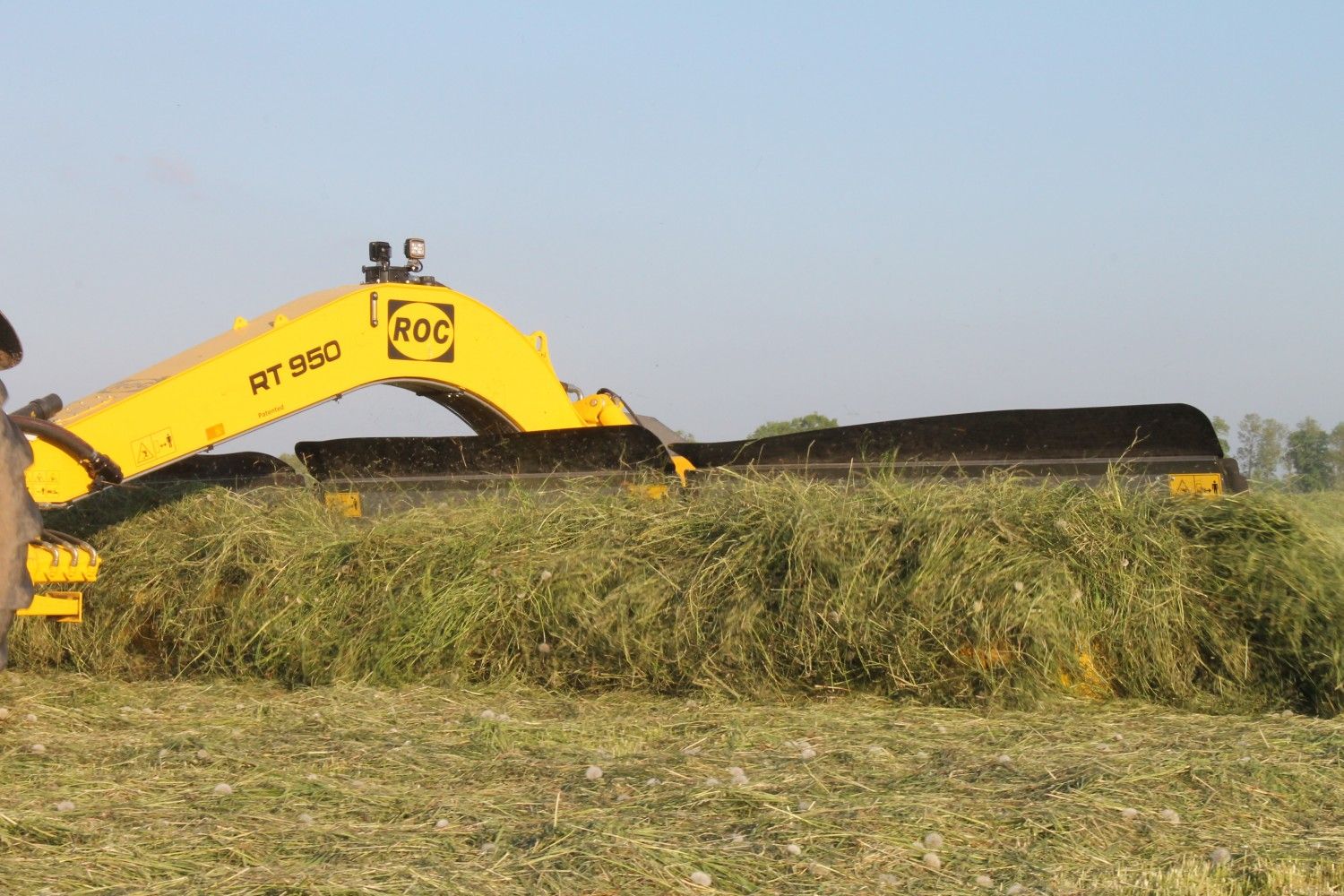 Équipement agricole pour ramassage délicat de luzerne et trèfle