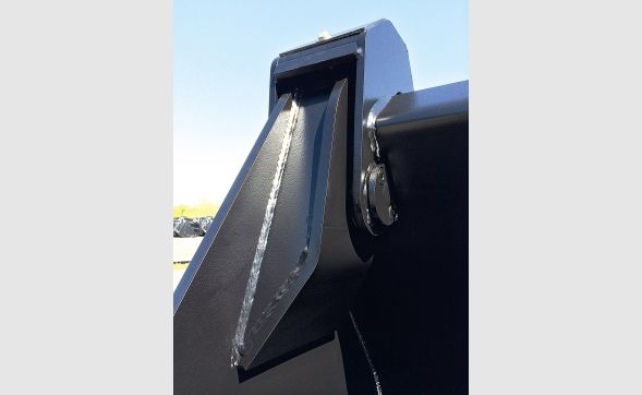 Outil robuste avec articulation protégée et bagues d'usure