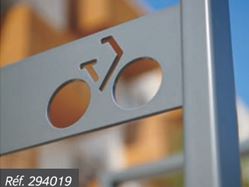 Appui vélos de style contemporain et épuré en 2 versions: classique ou avec tôle signalétique - MILAN_2