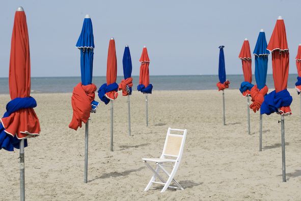 Cléa - Chaise pliante en cannage naturel et hêtre - Coloris vernis naturel, laqué blanc ou noyer_2